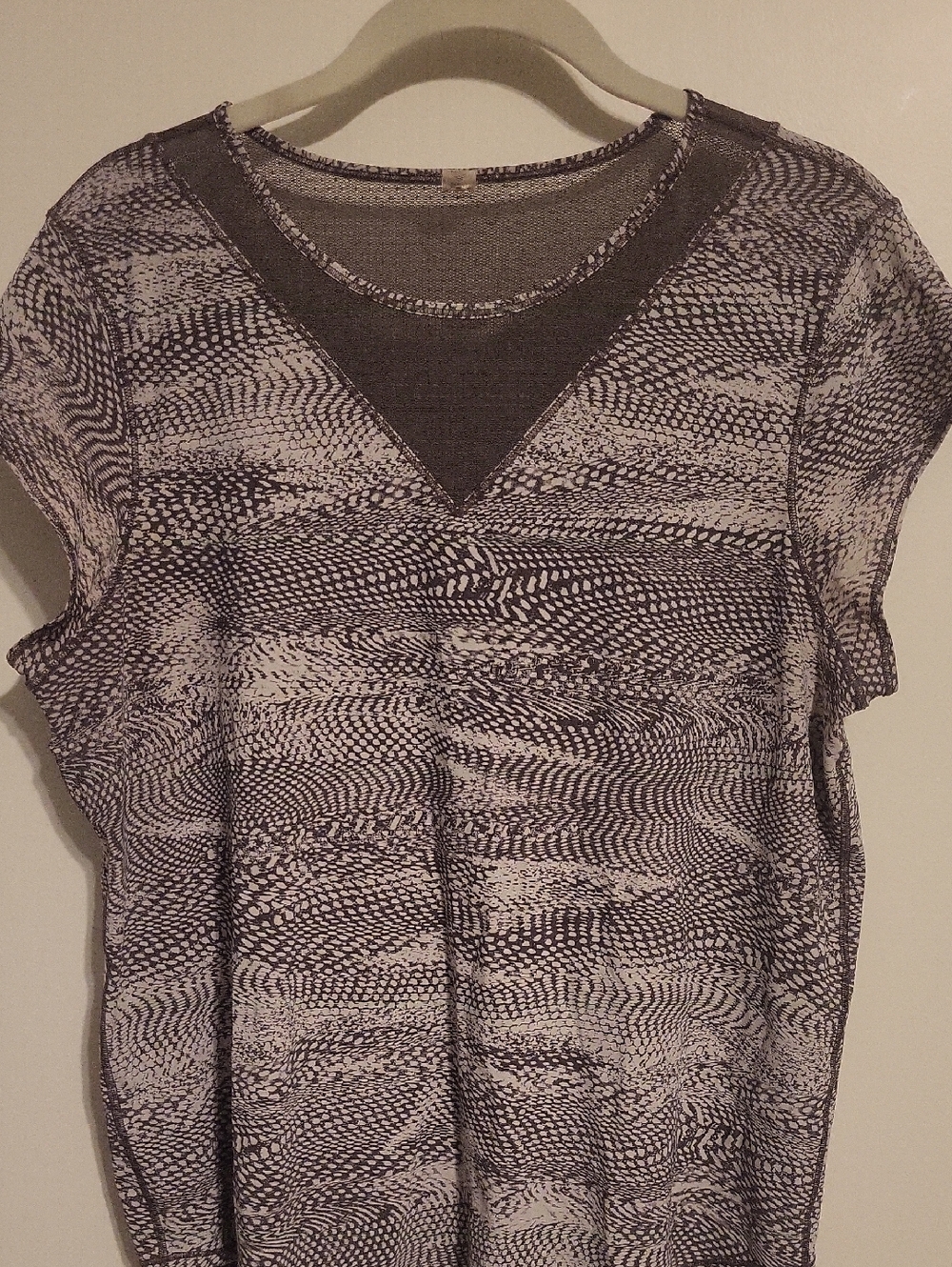 lululemon Size 8 Gray & White Patterned Active Top With Mesh On Front And Back